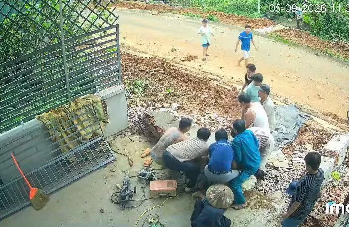 Trụ bê tông đổ sập khi tháo dỡ cổng, một công nhân tử vong thương tâm