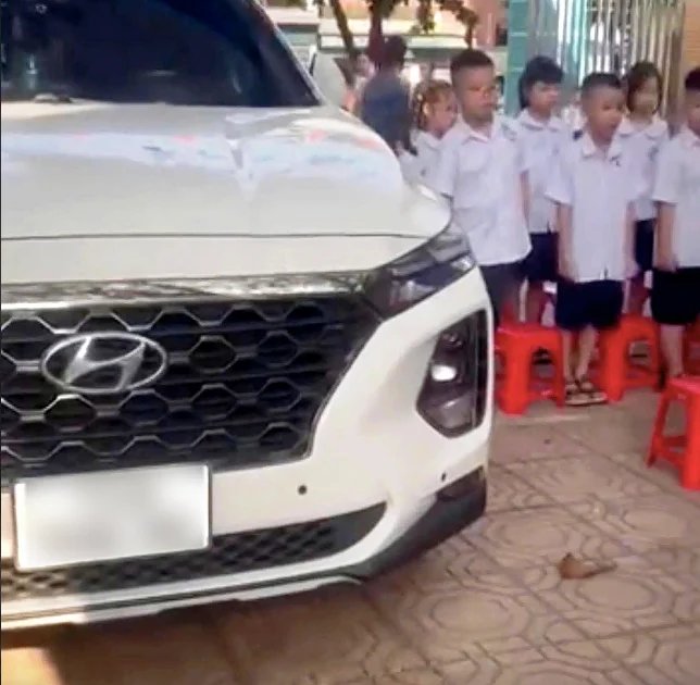 Nữ hiệu phó đỗ ô tô giữa sân trường, bị yêu cầu làm rõ chuyện vay tiền giáo viên