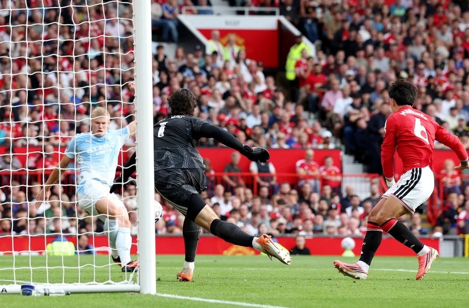 Cơ quan trọng tài Anh thừa nhận VAR sai lầm, MU vẫn chịu thất bại trước Man City