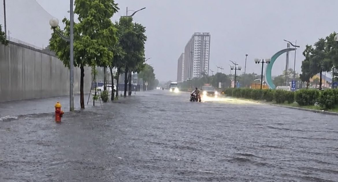 Mưa lớn bao trùm Hà Nội: Nhiều tuyến đường ngập sâu, trạm bơm Yên Sở chạy hết công suất