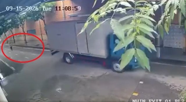 Xót xa nữ công nhân tử vong vì xe tải lùi trúng, bỏ lại 3 con nhỏ và người chồng tai nạn