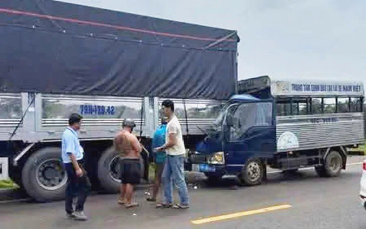 Xe tập lái tông xe tải đỗ bên đường, giáo viên dạy lái tử vong tại chỗ