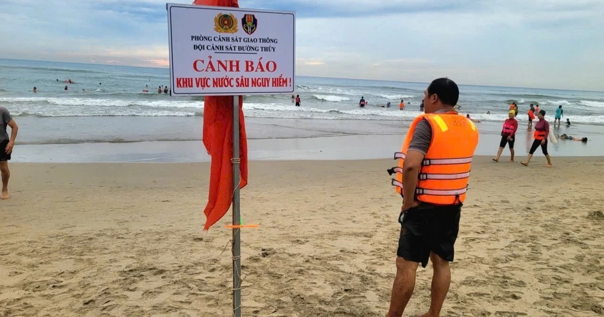 Một ngày 4 lần cứu người bị sóng cuốn xa bờ ở biển Mỹ Khê