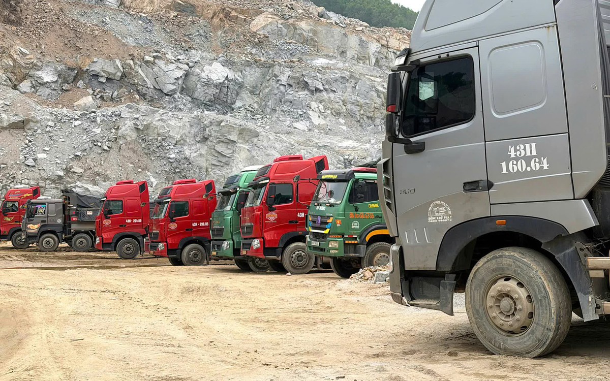Khan hiếm nguồn cung, xe tải xếp hàng dài chờ mua đá ở Quảng Ngãi