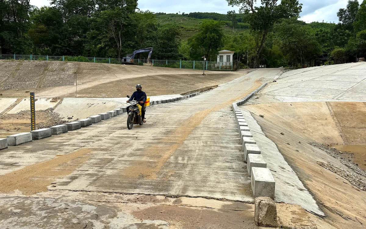 Khắc phục xong hư hỏng cầu tràn Thạch Nham, người dân Quảng Ngãi đi lại thuận lợi