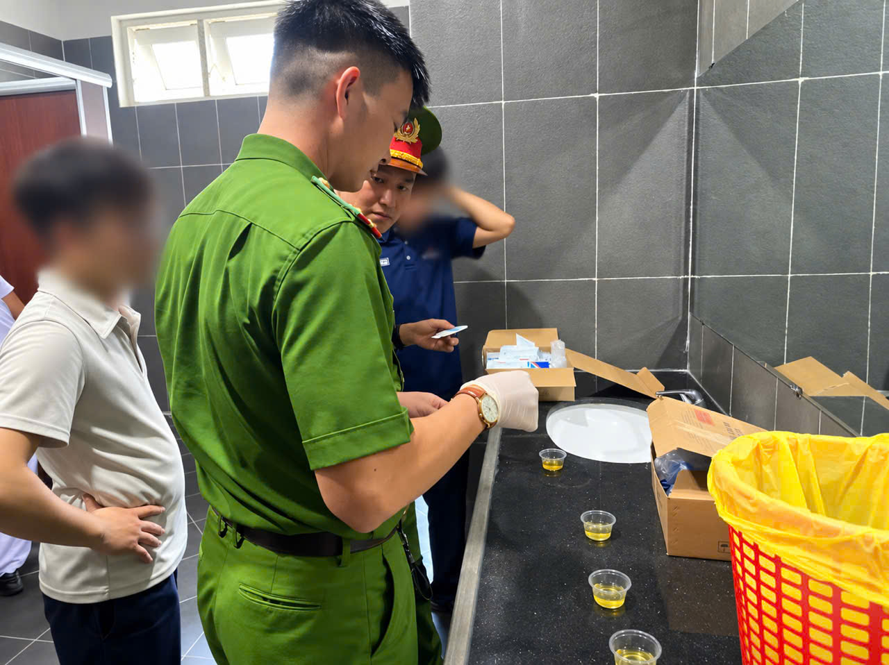 Công an bất ngờ kiểm tra hàng trăm người thuộc 3 công ty nước ngoài - Ảnh 5.