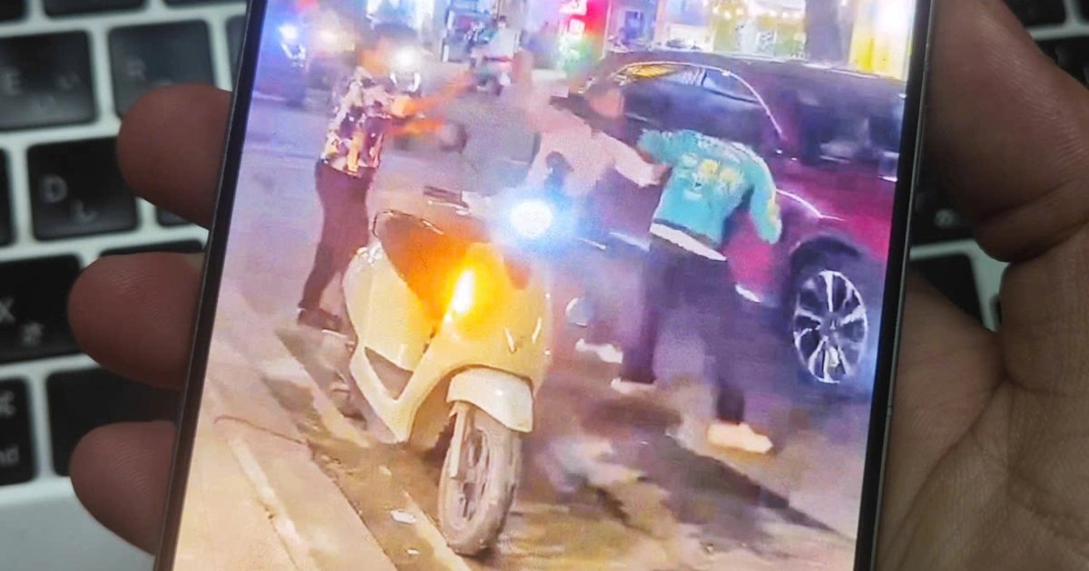 Tài xế xe ôm công nghệ bị khách đánh liên tiếp vào đầu, mặt ở TPHCM