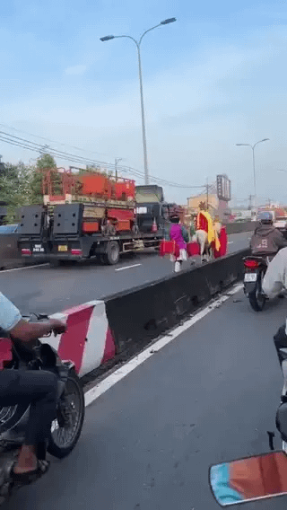 Xác minh clip “thầy trò Đường Tăng” cưỡi ngựa, đi bộ vào làn ô tô