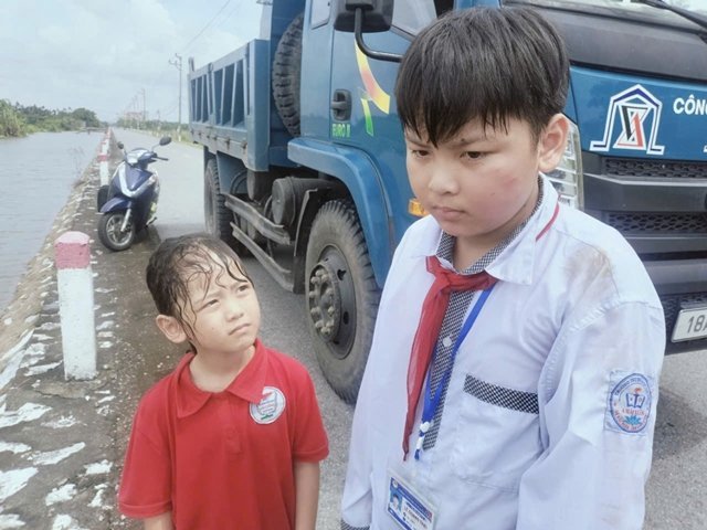 Không biết bơi, nam sinh lớp 11 vẫn lao xuống sông cứu hai em nhỏ