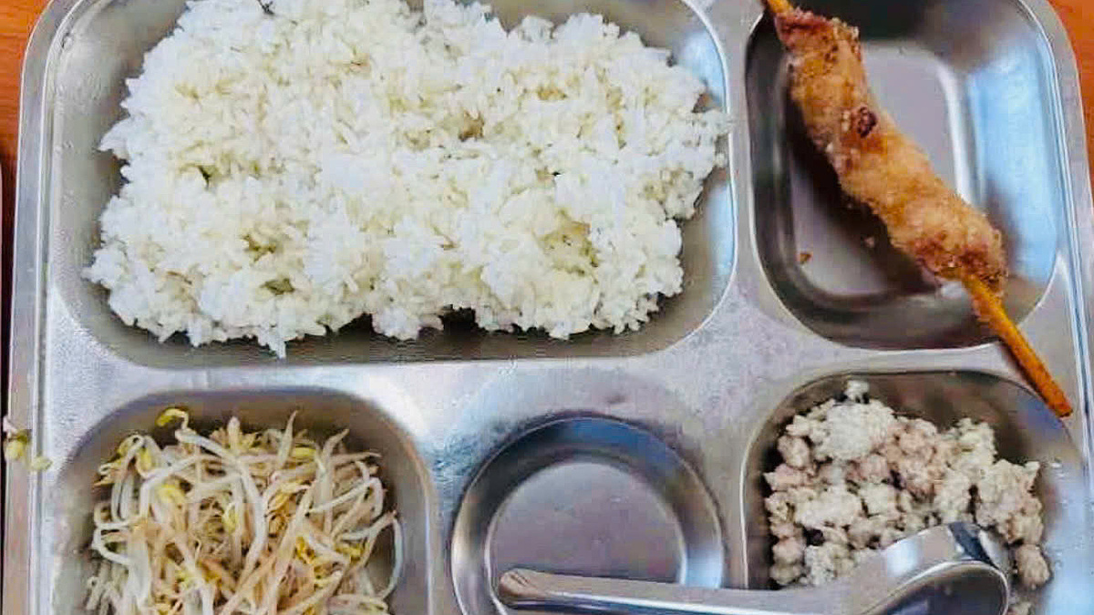 Phụ huynh bức xúc vì suất ăn bán trú 40.000 đồng ‘lèo tèo’