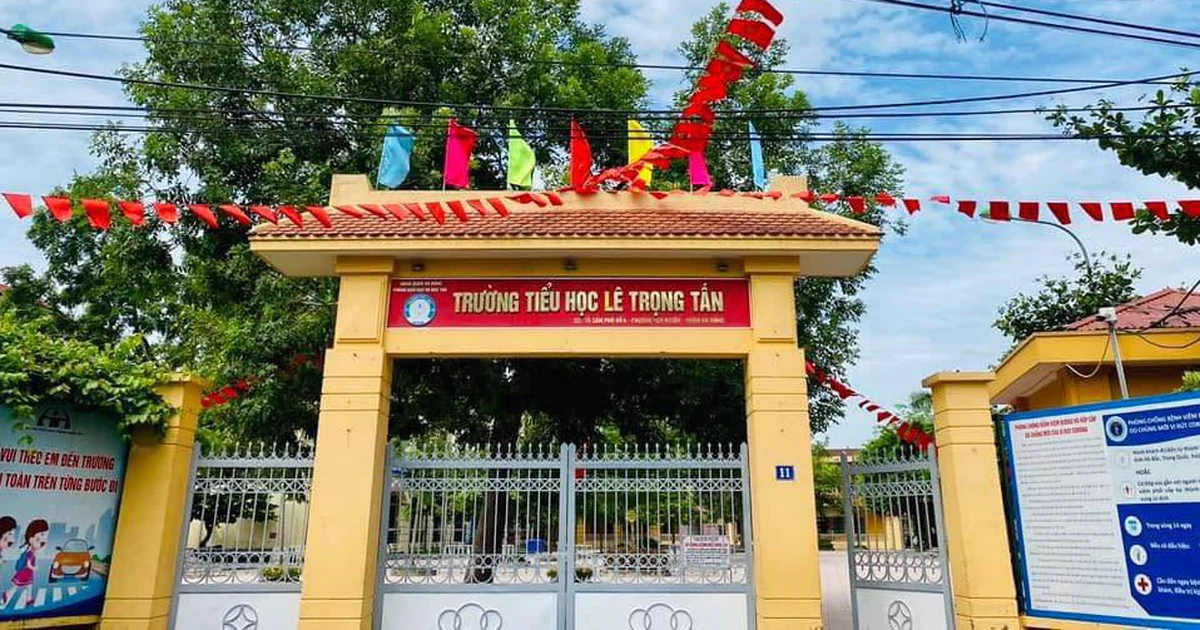 Phụ huynh kiểm tra bếp ăn bán trú đột xuất, phát hiện ‘tôm ươn, thịt gà có mùi lạ’