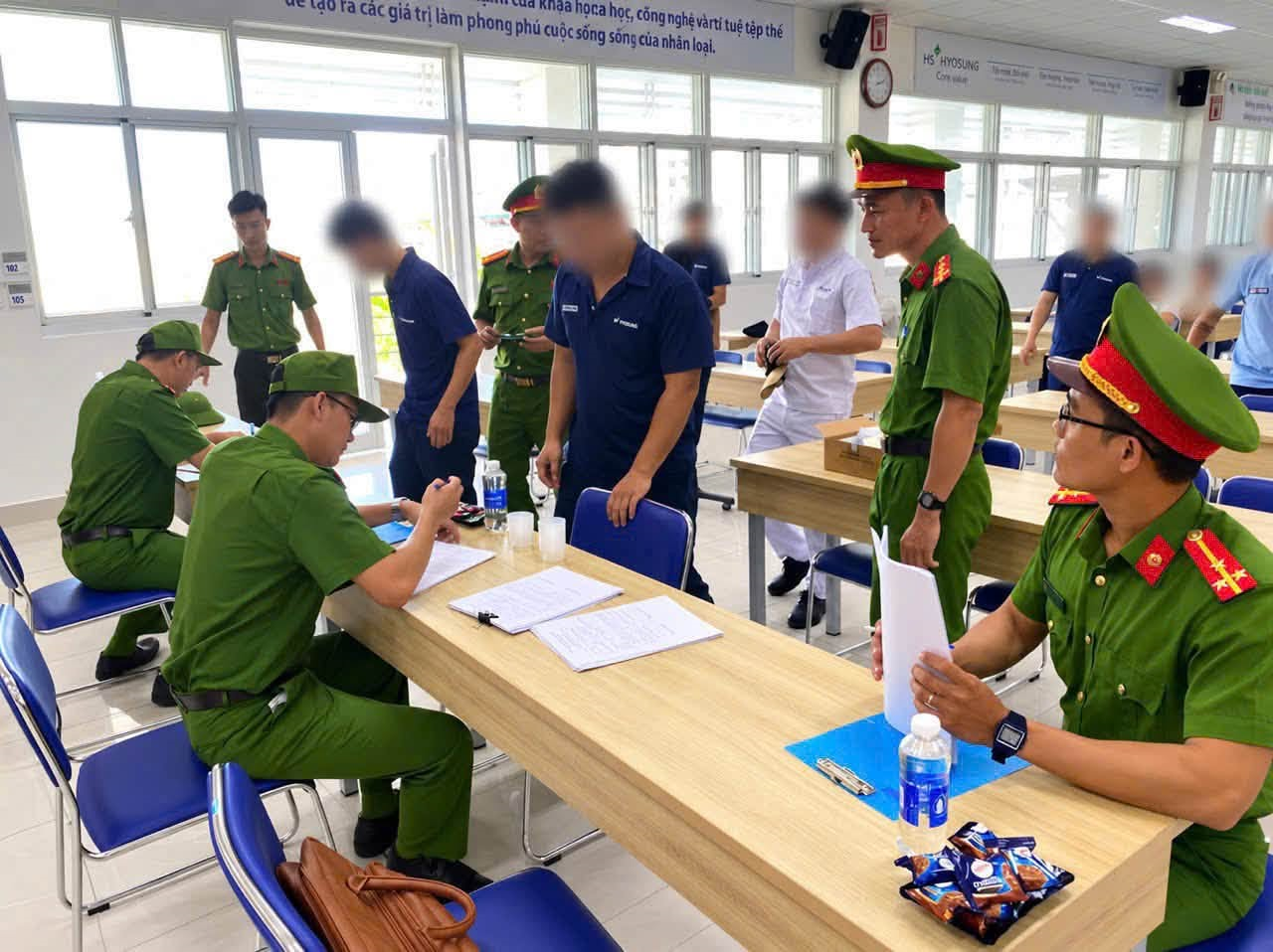 Công an bất ngờ kiểm tra hàng trăm người thuộc 3 công ty