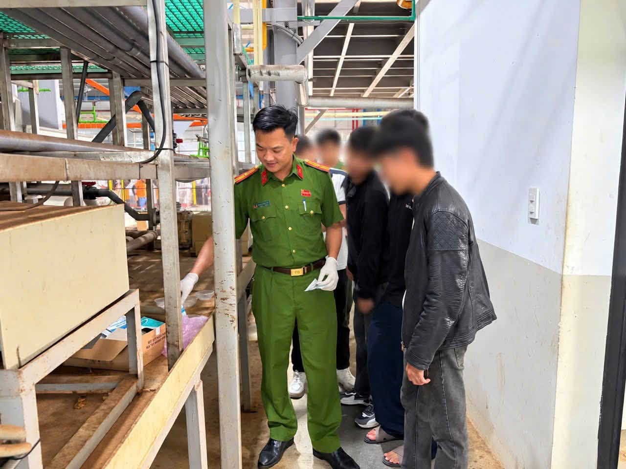 Công an bất ngờ kiểm tra hàng trăm người thuộc 3 công ty nước ngoài - Ảnh 3.
