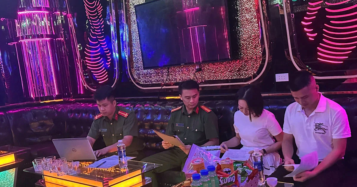 Kiểm tra quán Karaoke, phát hiện 4 cô gái múa khiêu d:âm trong phòng VIP