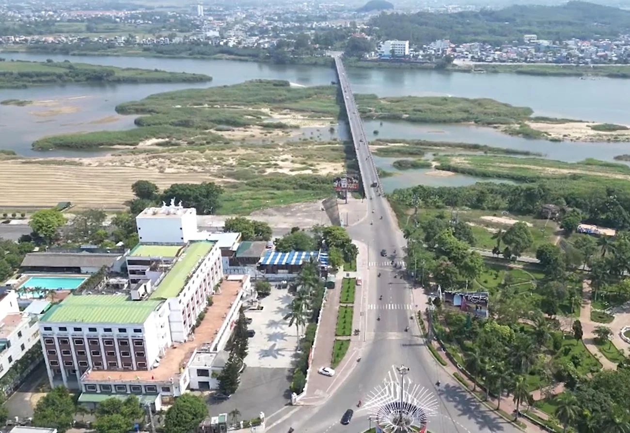 Bàn giao phần mặt bằng đầu tiên cho dự án cầu đường bộ thứ 8 bắc qua sông Trà Khúc