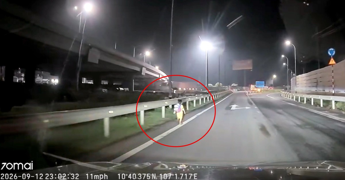 Bé trai đeo cặp sách vừa chạy vừa khóc trên cao tốc lúc 23 giờ, bất ngờ chuyện phía sau