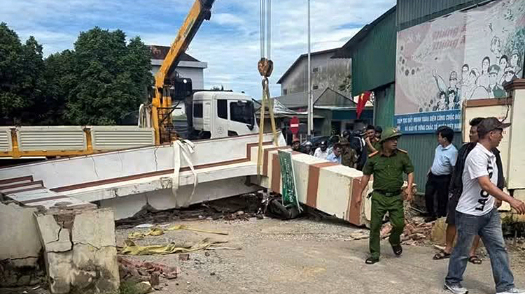 Cổng chào sập, đè đứt tay nam sinh