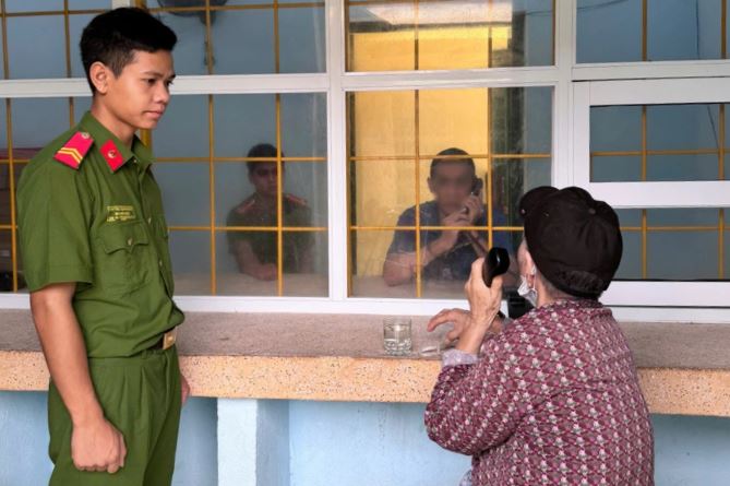 Nguyện vọng được thăm con đang bị tạm giam của cụ bà 91 tuổi