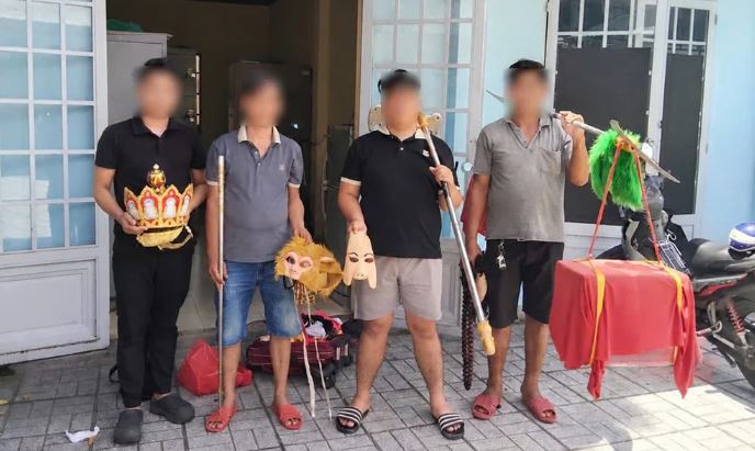 4 người hóa trang “thầy trò Đường Tăng” cưỡi ngựa, đi bộ trong làn ô tô là “làm theo di nguyện người quá cố”