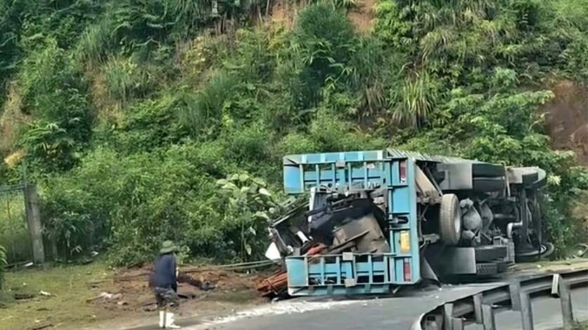 Ôtô chở máy xúc lật, đè vợ chồng tử vong