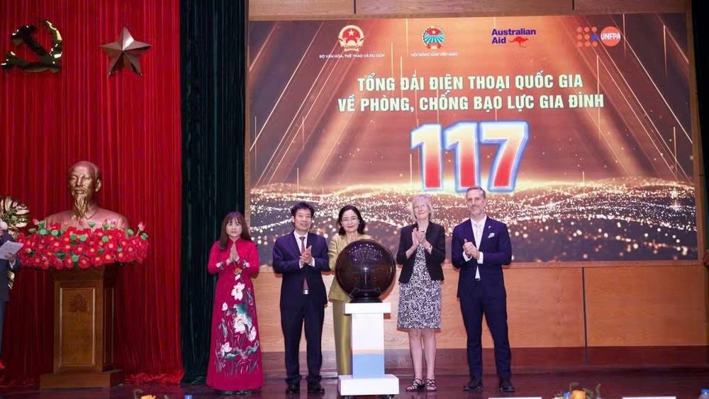 Ra mắt Tổng đài 117 phòng, chống bạo lực gia đình