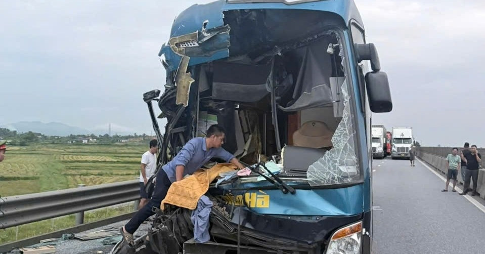 Xe khách tông ô tô đầu kéo trên cao tốc, nhiều người bị thương