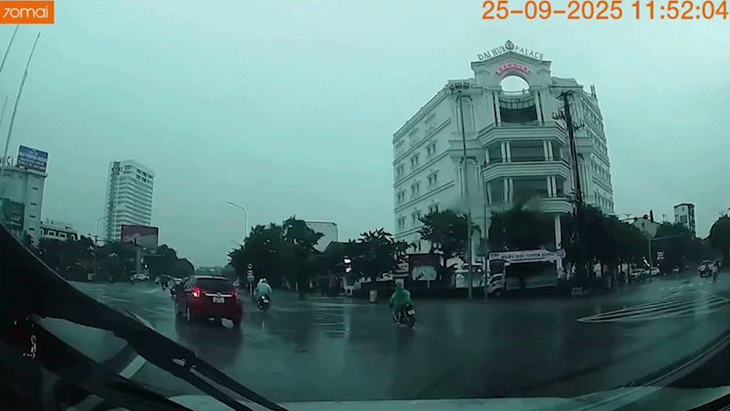 Người phụ nữ đi xe máy bị sét đánh trúng khi đang qua vòng xuyến