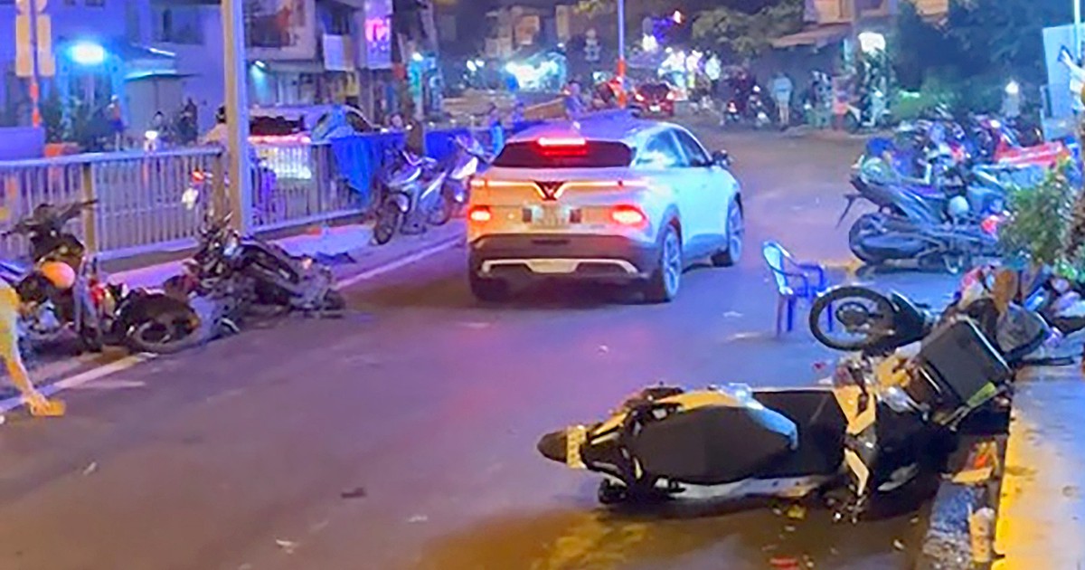 Cô gái không chịu lên xe, nam thanh niên lái ô tô tông nhiều xe máy trên đường