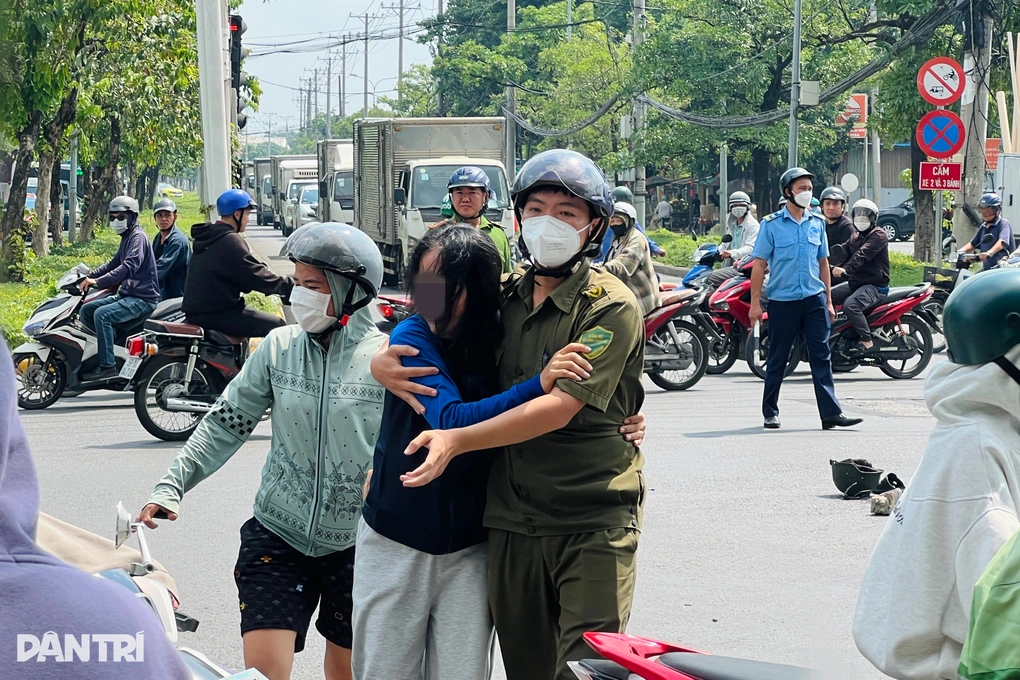 Vợ khóc ngất tại hiện trường chồng bị xe tải tông tử vong ở TPHCM