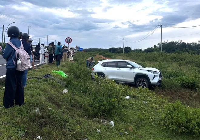 Va chạm xe máy và ô tô, 2 người ở Quảng Ngãi thương vong