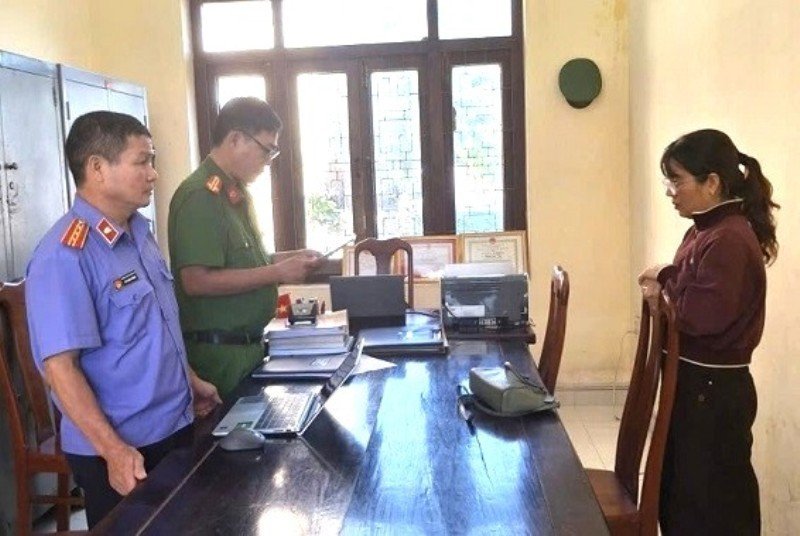 Mất khả năng trả nợ, người phụ nữ dùng một chiêu “qua mặt” 2 người, vay tiếp 7,3 tỷ đồng