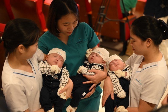 Kỳ tích ba anh em sinh ba chào đời khác ngày tại Việt Nam