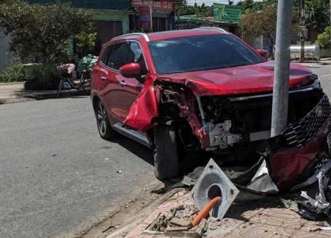 Va chạm với ô tô biển xanh của xã, người đàn ông 60 tuổi tử vong