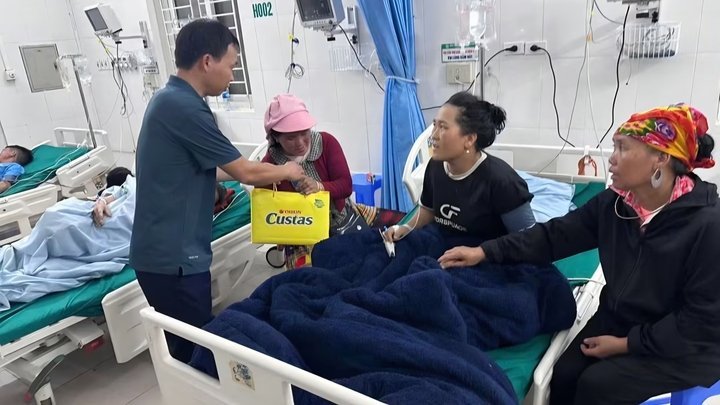 4 người trong một gia đình bị sét đánh khi đang trú mưa trong lều
