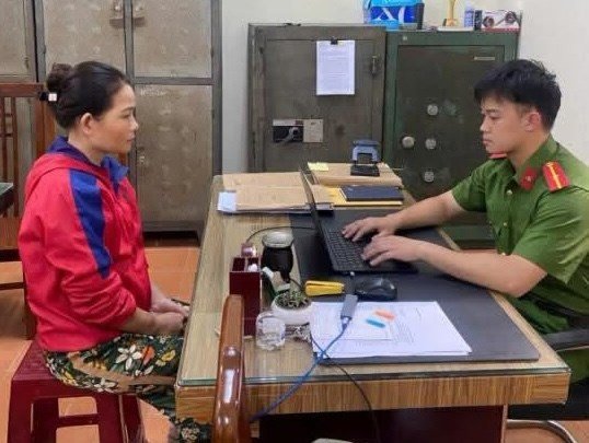 Khởi tố người phụ nữ ép con trai người tình uống thuốc diệt chuột