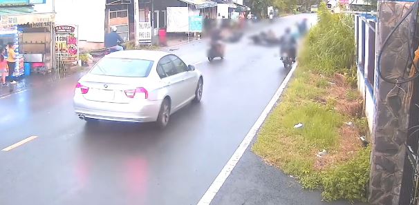 Clip: Mải nhìn đuôi xe, người đàn ông mất lái tông 3 xe máy ngược chiều làm 10 người thương vong