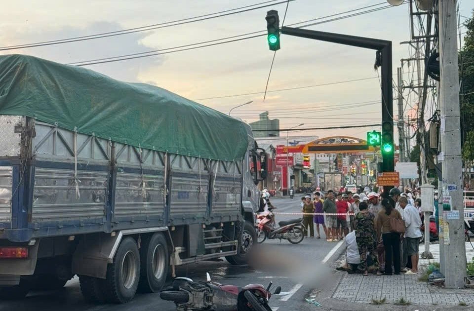 Ông đón cháu đi học về, gặp tai nạn với xe tải khiến cháu tử vong thương tâm