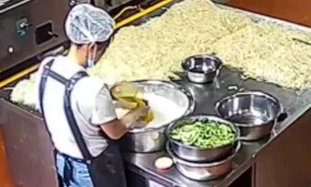 Chủ trường mầm non lĩnh án chung thân vì chỉ đạo trộn sơn vào thức ăn khiến hàng loạt học sinh nhiễm độc