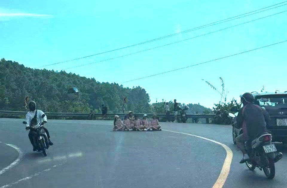 Công an xác minh nhóm 6 phụ nữ “dàn hàng” ngồi giữa khúc cua đèo Hải Vân chụp ảnh