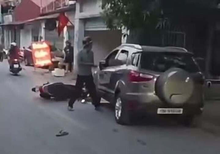 Thông tin mới vụ tài xế bị đâm gục trong ô tô ở Hà Nội