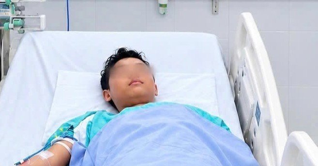 Bé trai 14 tuổi bị sét đánh ngưng tim, chuyển cấp cứu qua 3 bệnh viện