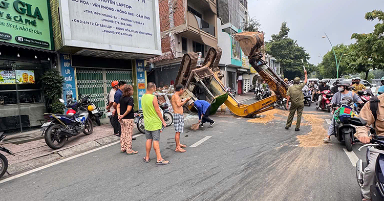 Xe múc đang tháo dỡ nhà bất ngờ lật ngửa giữa đường