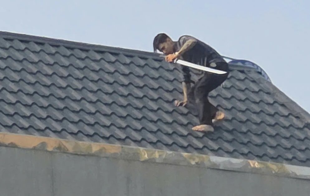 Thông tin mới nhất về 2 đối tượng cầm vũ khí cố thủ trên mái nhà nhiều giờ bị công an Thanh Hoá bắt giữ