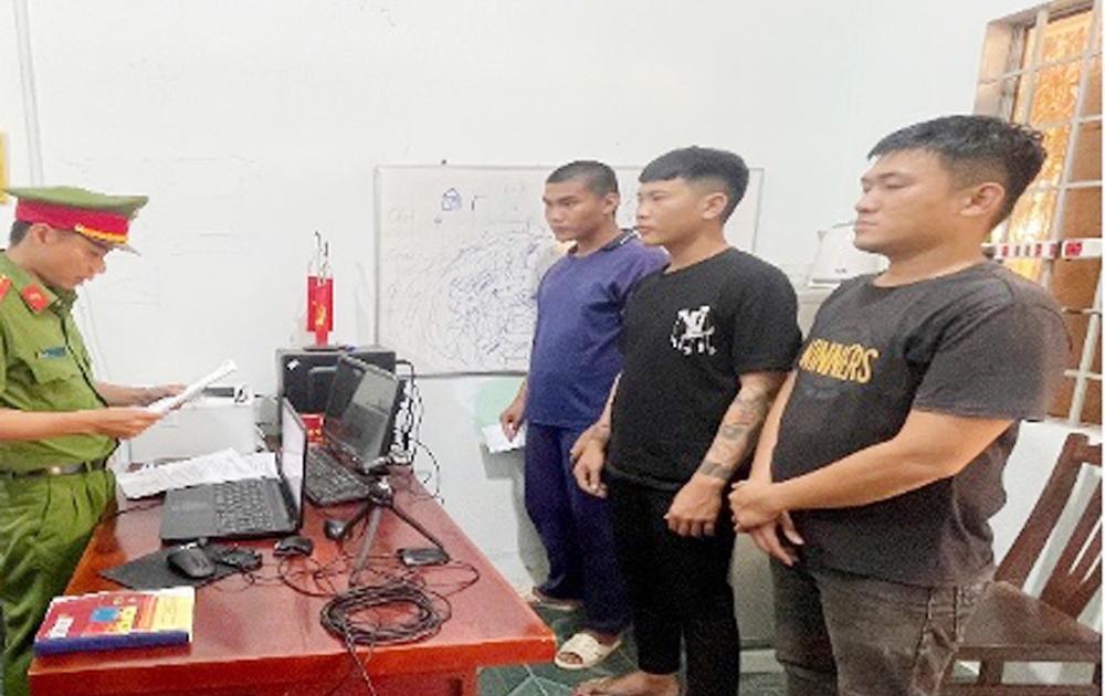 Bắt tạm giam 3 thanh niên ngang nhiên xông vào chuồng bắt 3 con gà để trừ nợ