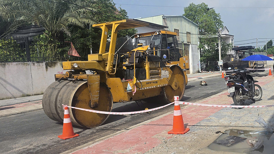Nam công nhân bị xe lu cán chết