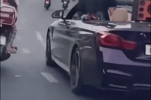 3 thanh niên bị xử phạt vì màn giả làm “cương thi” trên xe BMW mui trần đang chạy