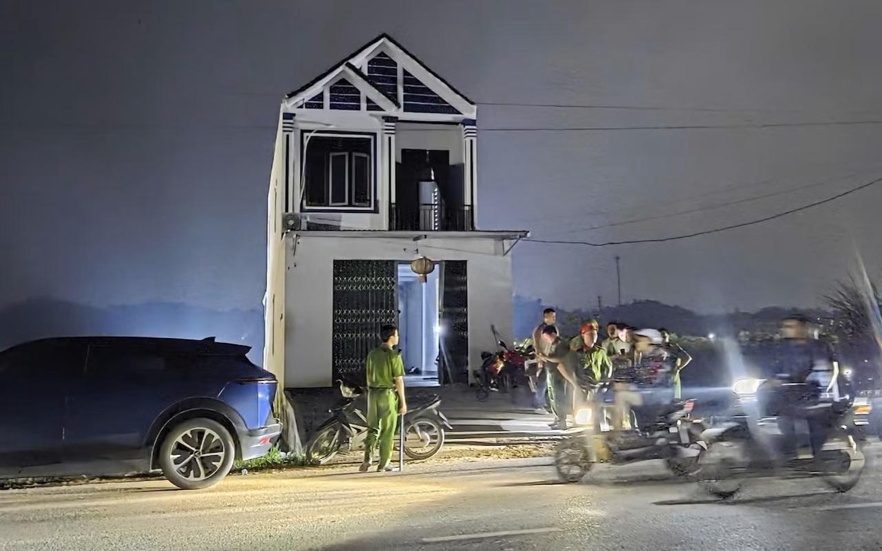 Vụ vây bắt 2 đối tượng cầm hung khí cố thủ trên mái nhà ở Thanh Hóa: Vì sao chủ nhà không ngăn cản nhóm người?