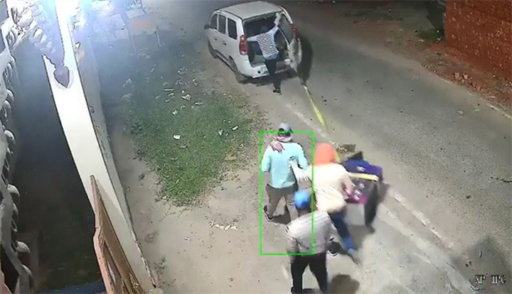 Nhóm 7 người bịt mặt, dùng ô tô kéo lê máy ATM 500m để trộm tiền lúc nửa đêm