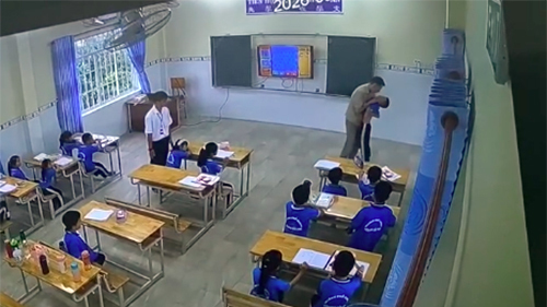 Thầy giáo nước ngoài tát, túm cổ học sinh lớp 2 ở trường