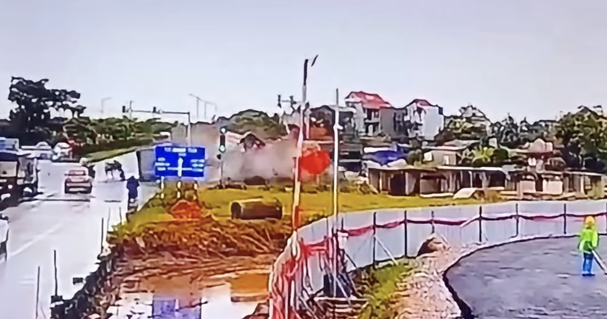 Hai xe container biến dạng sau cú tông trực diện, cabin văng khỏi thân